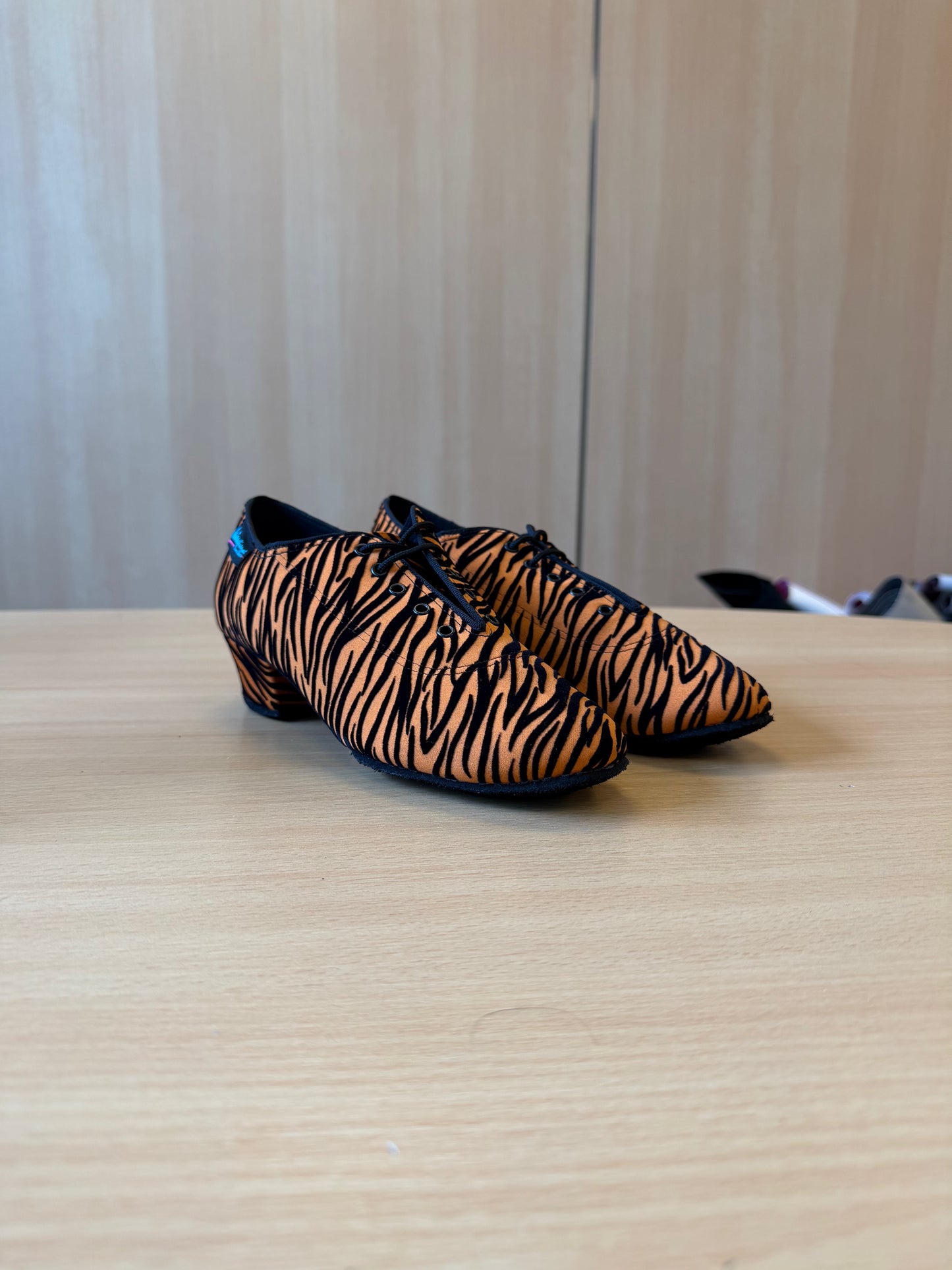 Heather Split-Sole - Tiger Print - Size 4.5 - Regular