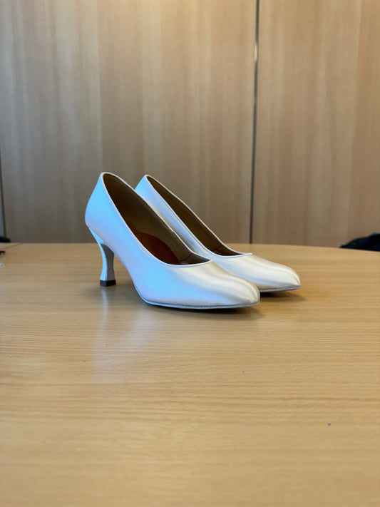 ICS RoundToe - White Satin (Size 7W)