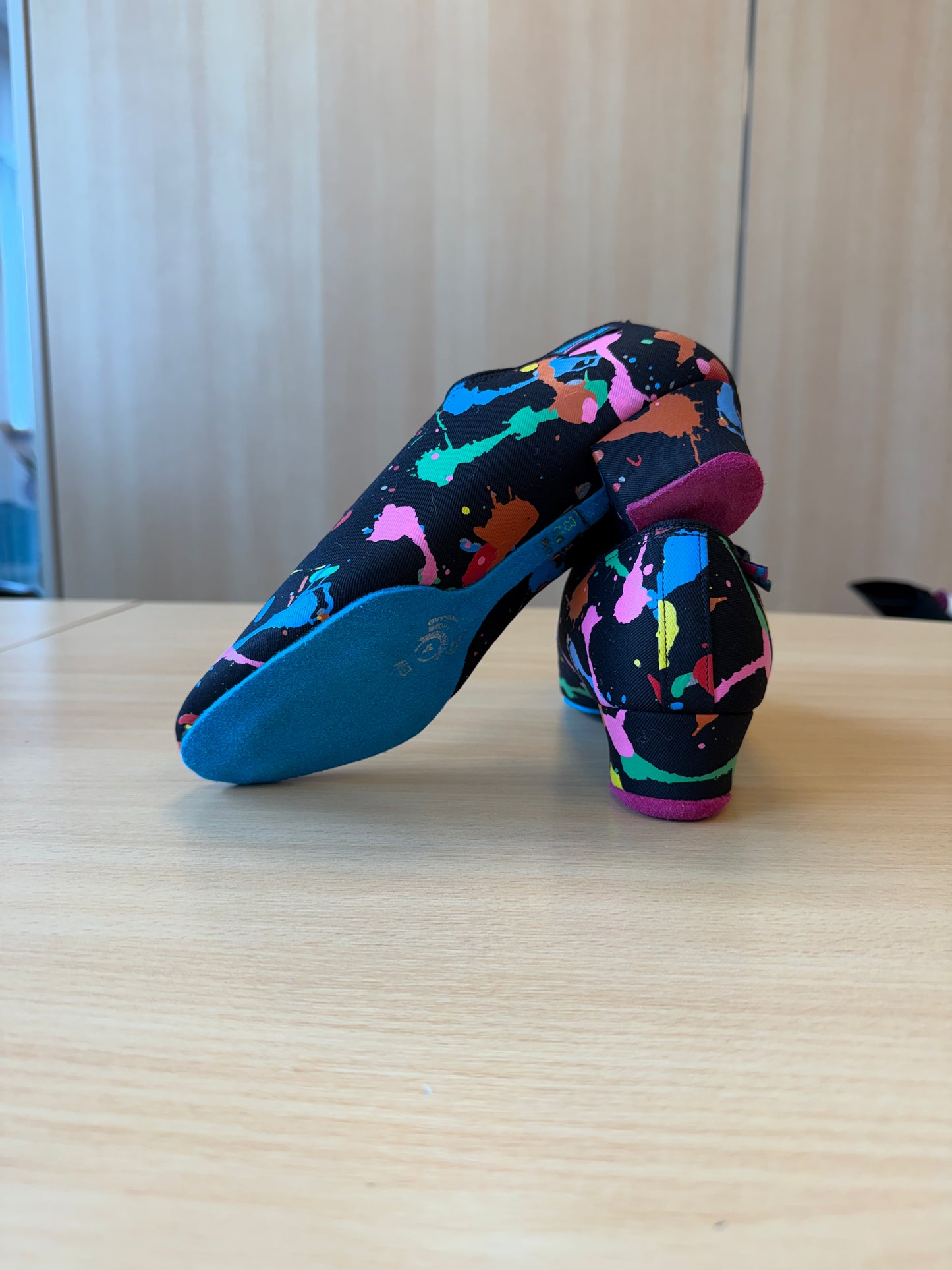 Heather Split-Sole - ArtAttack - Size 4 - X Wide (Blue & Pink Soles)