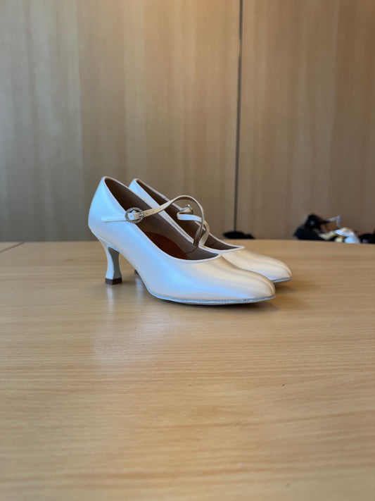 ICS RoundToe SingleStrap - White Satin - Size 5.5 - Regular