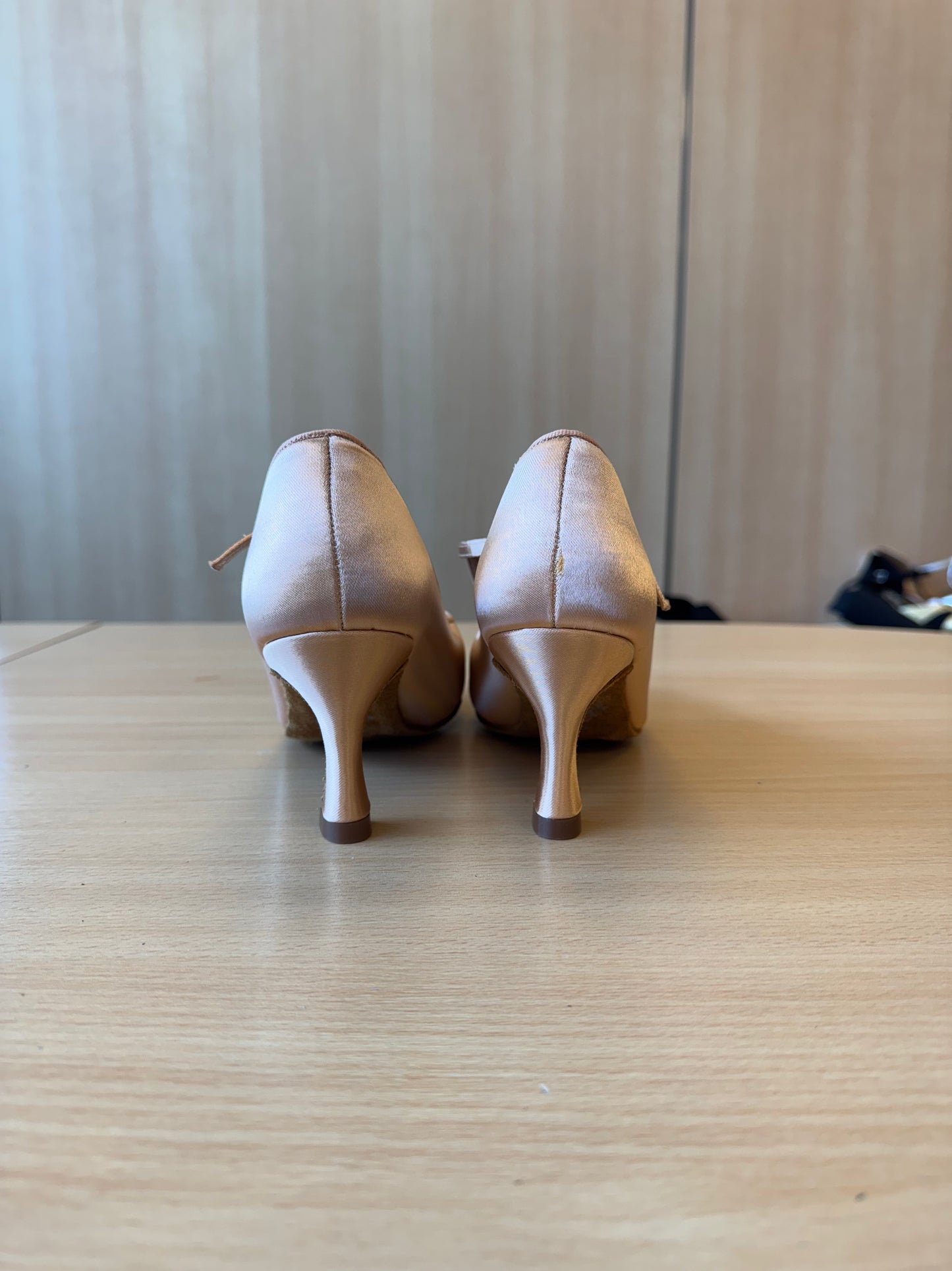 ICS RoundToe SingleStrap - Peach Satin - Size 7.5 - Wide