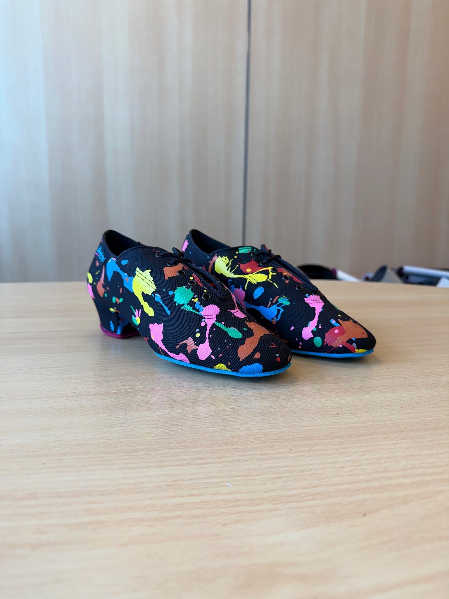 Heather Split-Sole - ArtAttack - Size 4 - Wide (Blue & Pink Soles)