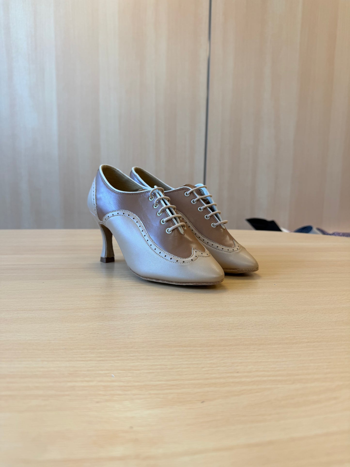 Ladies Brogue - Beige NotCalf/ Tan NotCalf - Size 4.5 - Regular