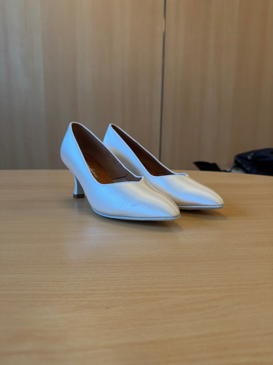 ICS SuperStar - White Satin - Size 6.5 - Regular