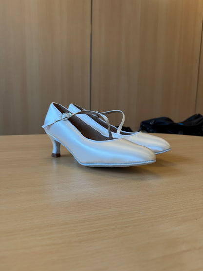ICS RoundToe SingleStrap - White Satin - Size 7.5 - Wide (Hook Buckles)