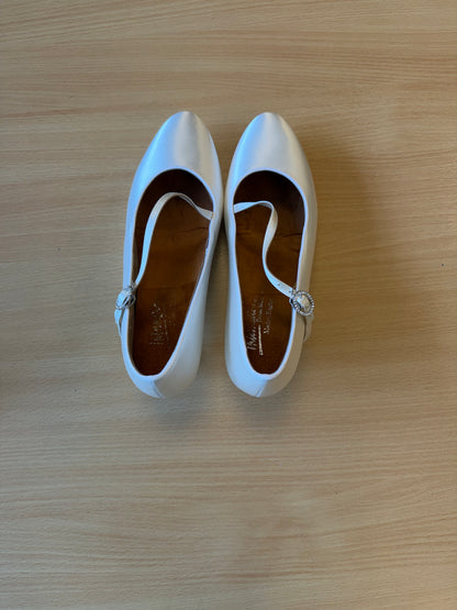 ICS RoundToe SingleStrap - White Satin - Size 7.5 - Wide (Hook Buckles)