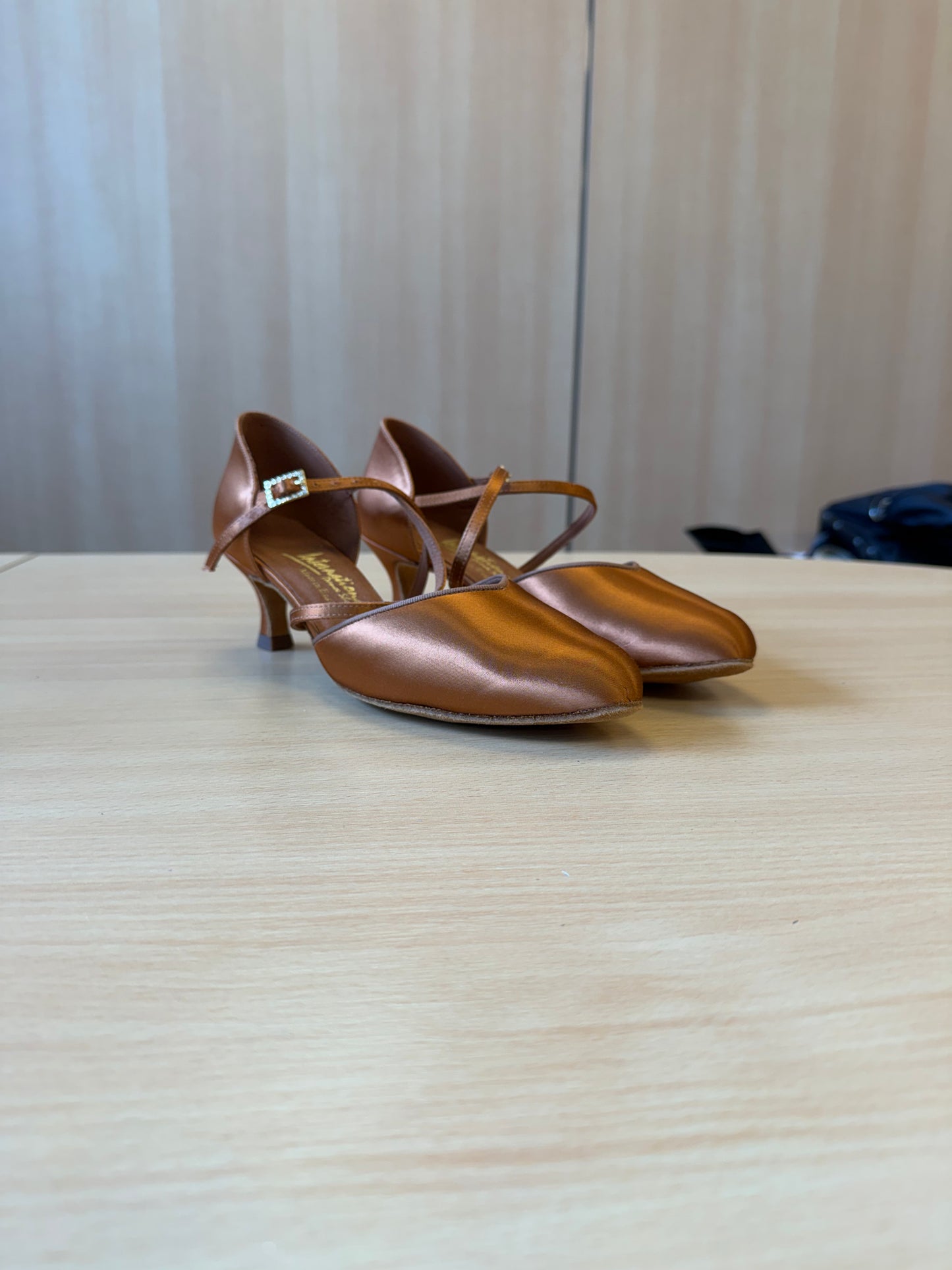 American Smooth - Tan Satin - Size 6.5 - Narrow