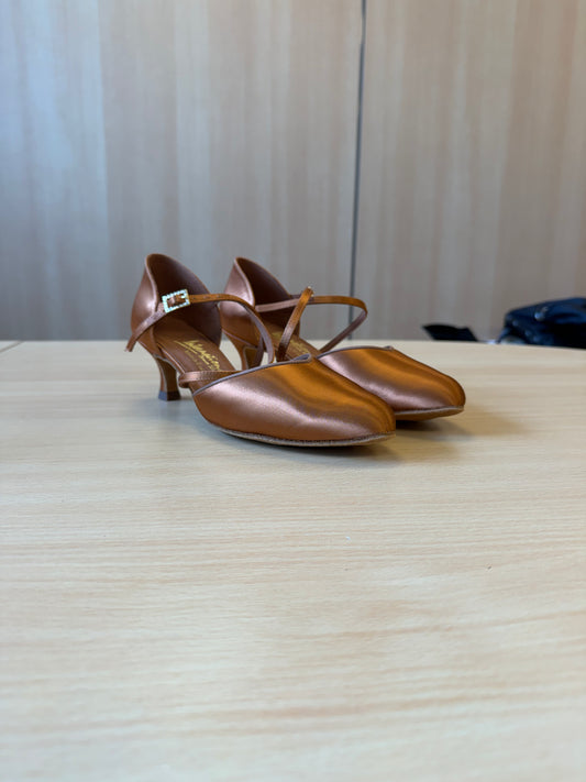 American Smooth - Tan Satin - Size 6.5 - Narrow