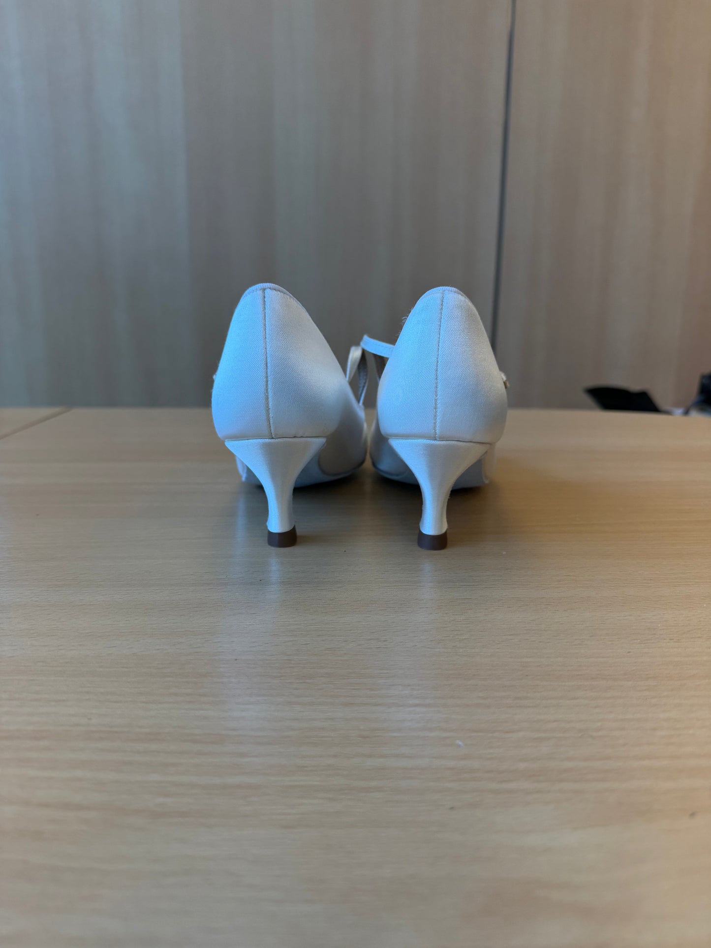 ICS RoundToe SingleStrap - White Satin - Size 7 - Regular