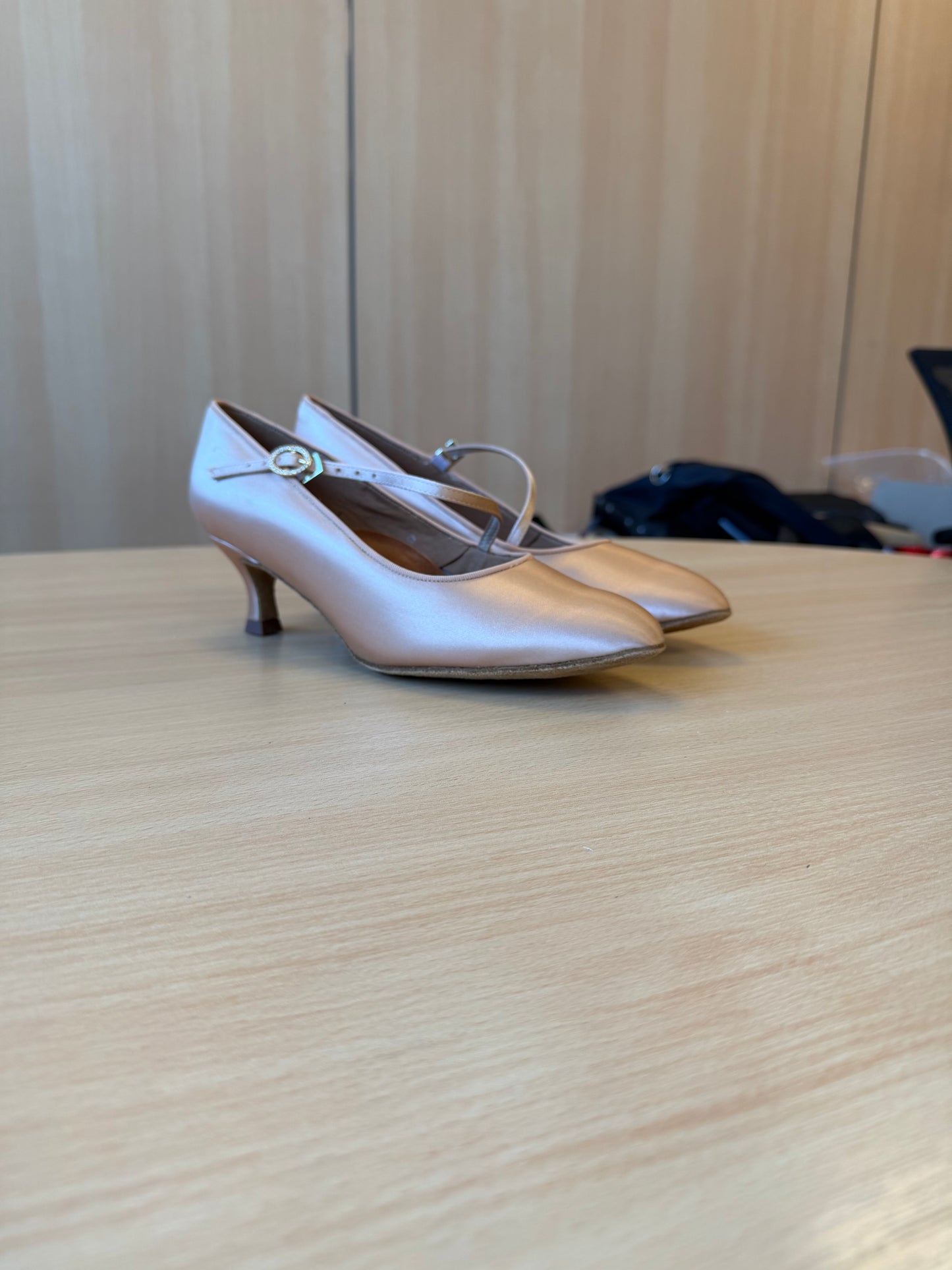 ICS RoundToe SingleStrap( Hook Buckles) - Peach Satin - Size 7.5 - Regular