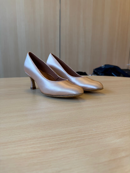ICS RoundToe - Peach Satin - Size 6.5 - Regular