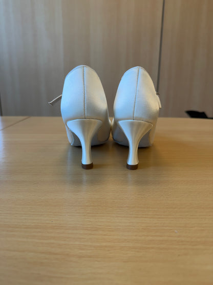 ICS RoundToe SingleStrap - White Satin - Size 7.5 - Wide (Hook Buckles)