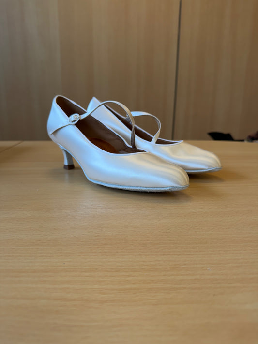 ICS RoundToe SingleStrap - White Satin - Size 8 - Regular
