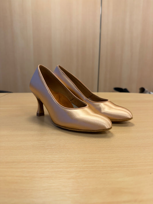 ICS RoundToe - Peach Satin - Size 4.5 - Regular