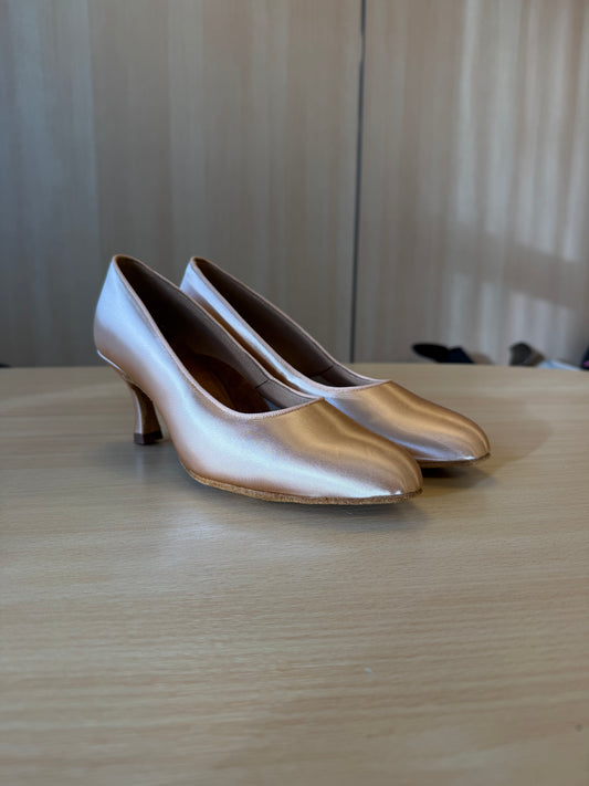 ICS RoundToe - Peach Satin - Size 6.5 - Narrow