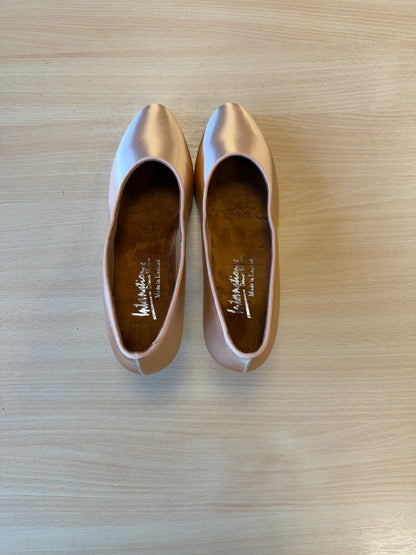 ICS RoundToe - Peach Satin - Size 6.5 - Narrow