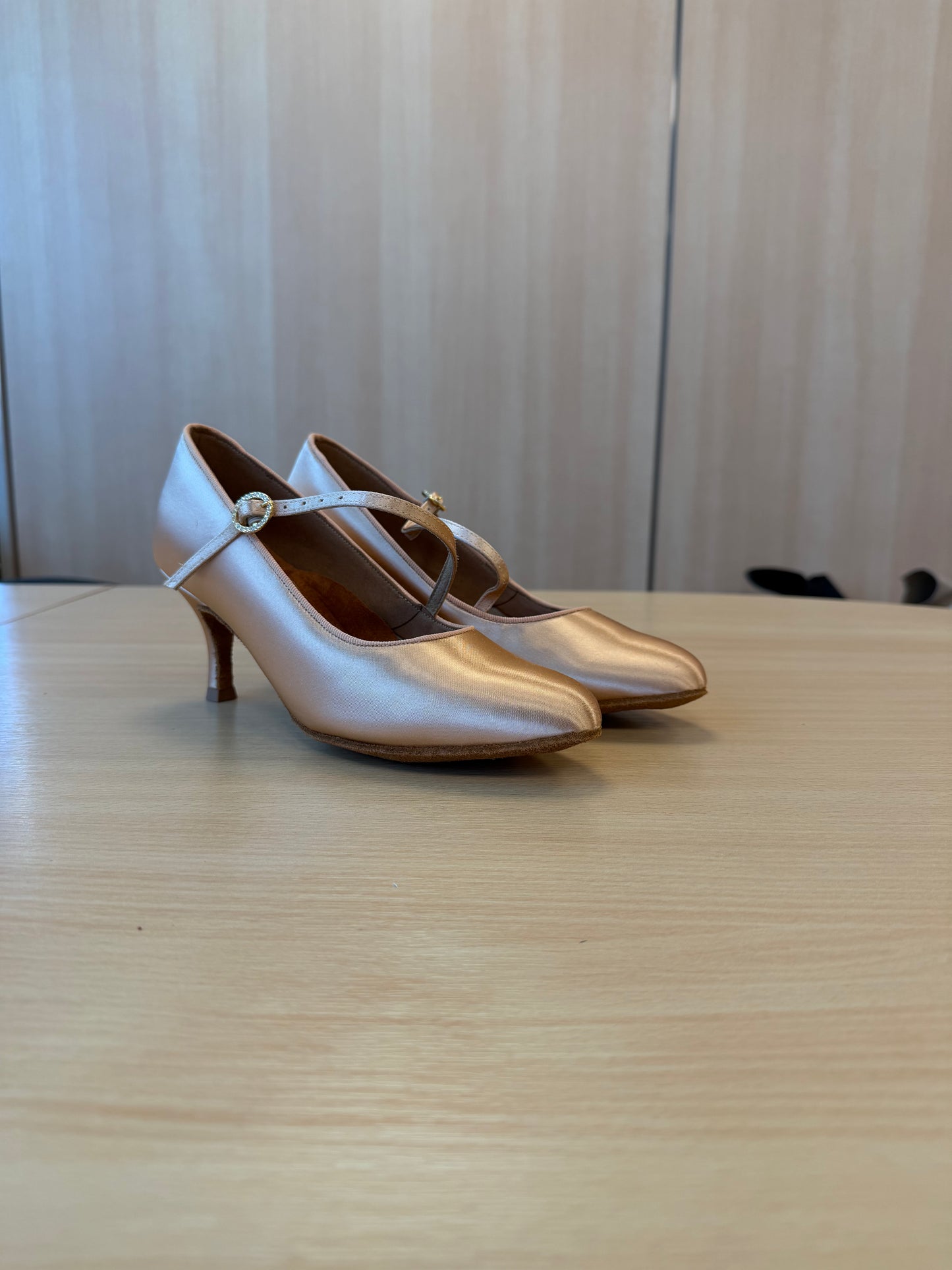 ICS RoundToe SingleStrap - Peach Satin - Size 5.5 - Narrow