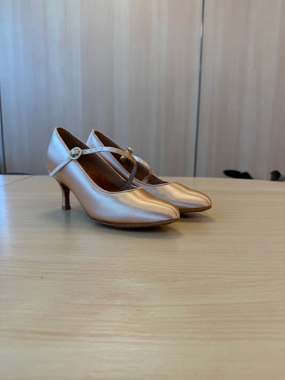 ICS RoundToe SingleStrap - Peach Satin - Size 5.5 - Narrow