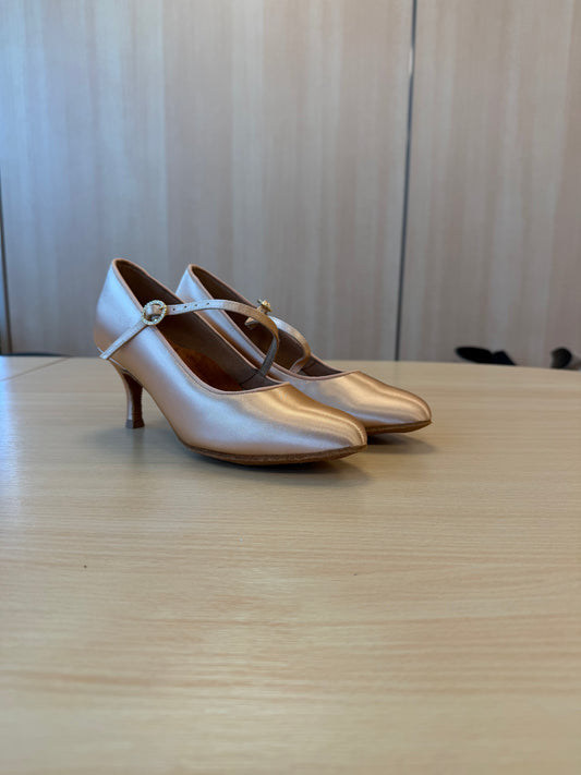 ICS RoundToe SingleStrap - Peach Satin - Size 5.5 - Narrow