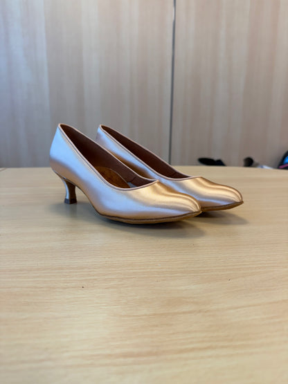 ICS RoundToe - Peach Satin - Size 6 - X Narrow