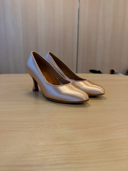 ICS RoundToe - Peach Satin - Size 4.5 - Regular