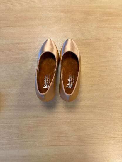 ICS RoundToe - Peach Satin - Size 4.5 - Regular