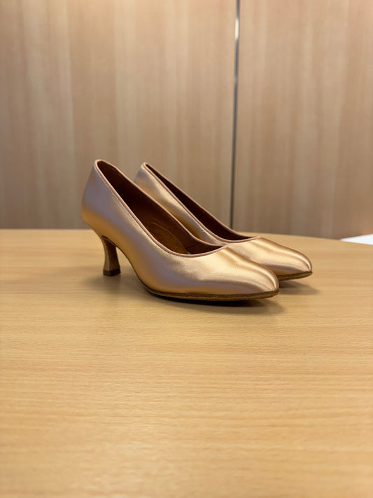 ICS RoundToe  - Peach Satin - Size 5.5 - Narrow