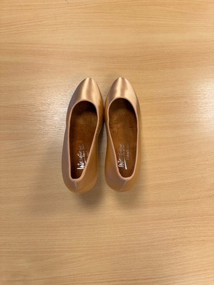 ICS RoundToe  - Peach Satin - Size 5.5 - Narrow