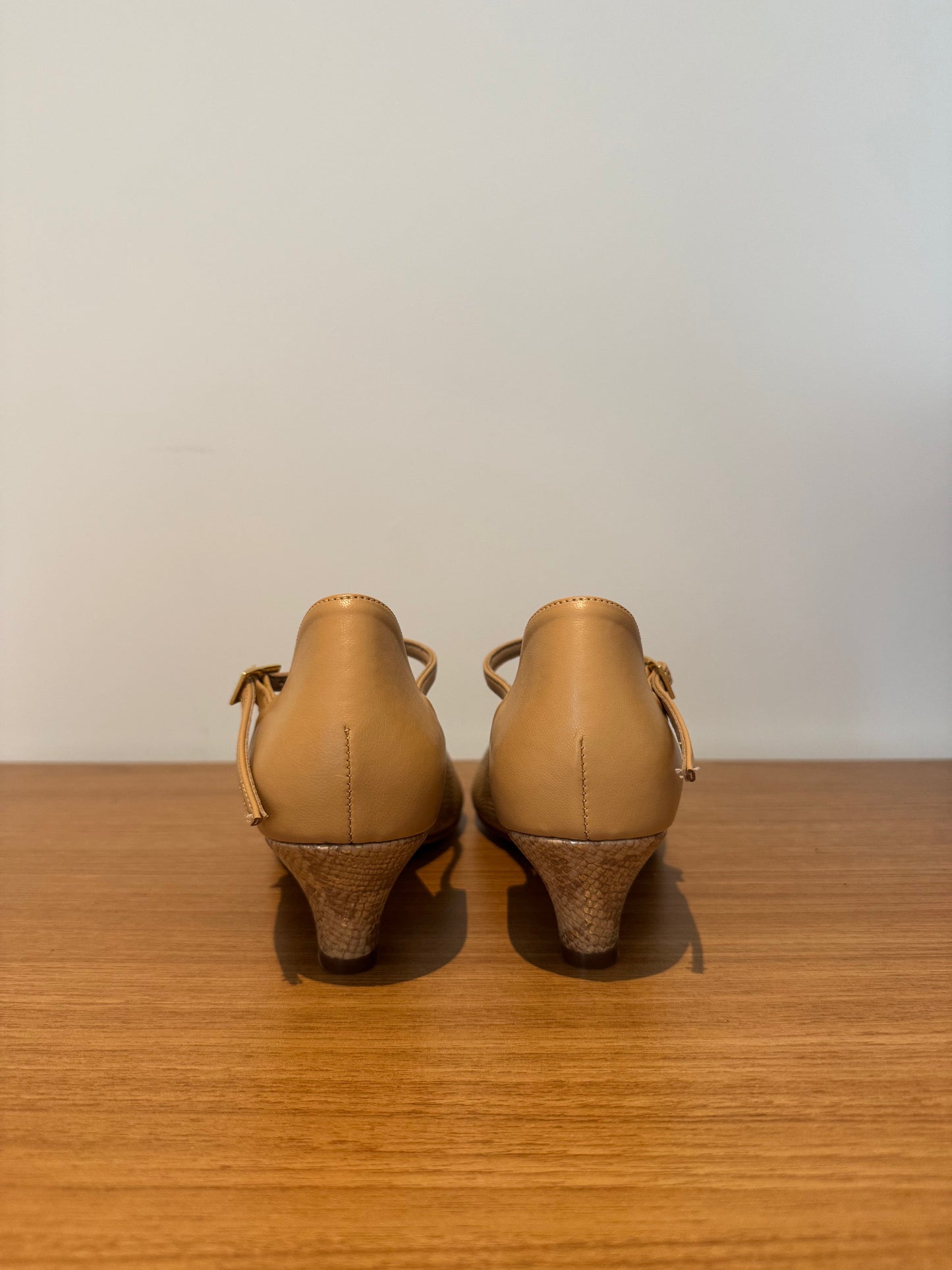 Vienna - Beige/BeigeSnake - Size 5.5 - Wide