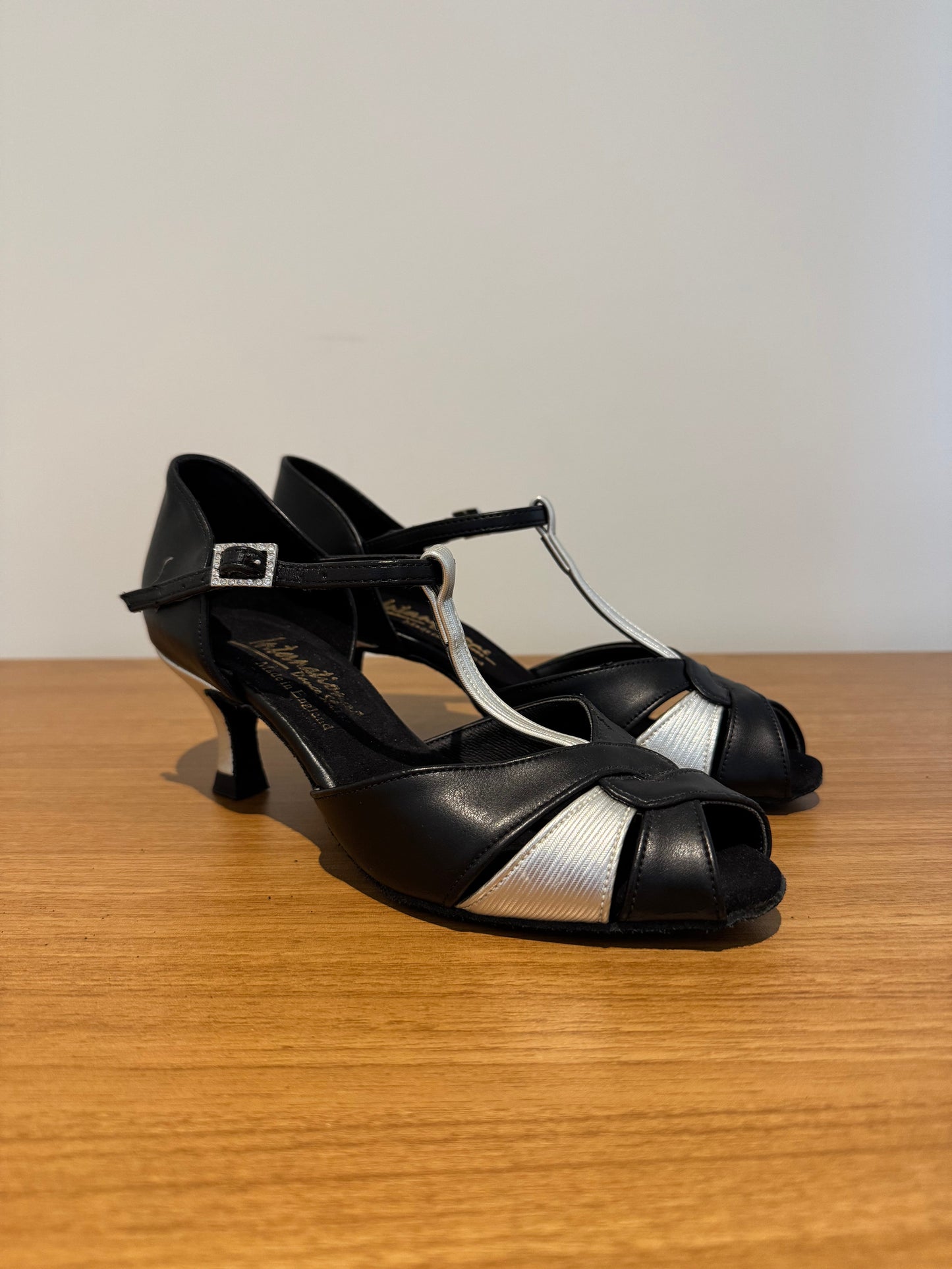 2002 - Black/SilverEmpire - Size 4.5 - Regular
