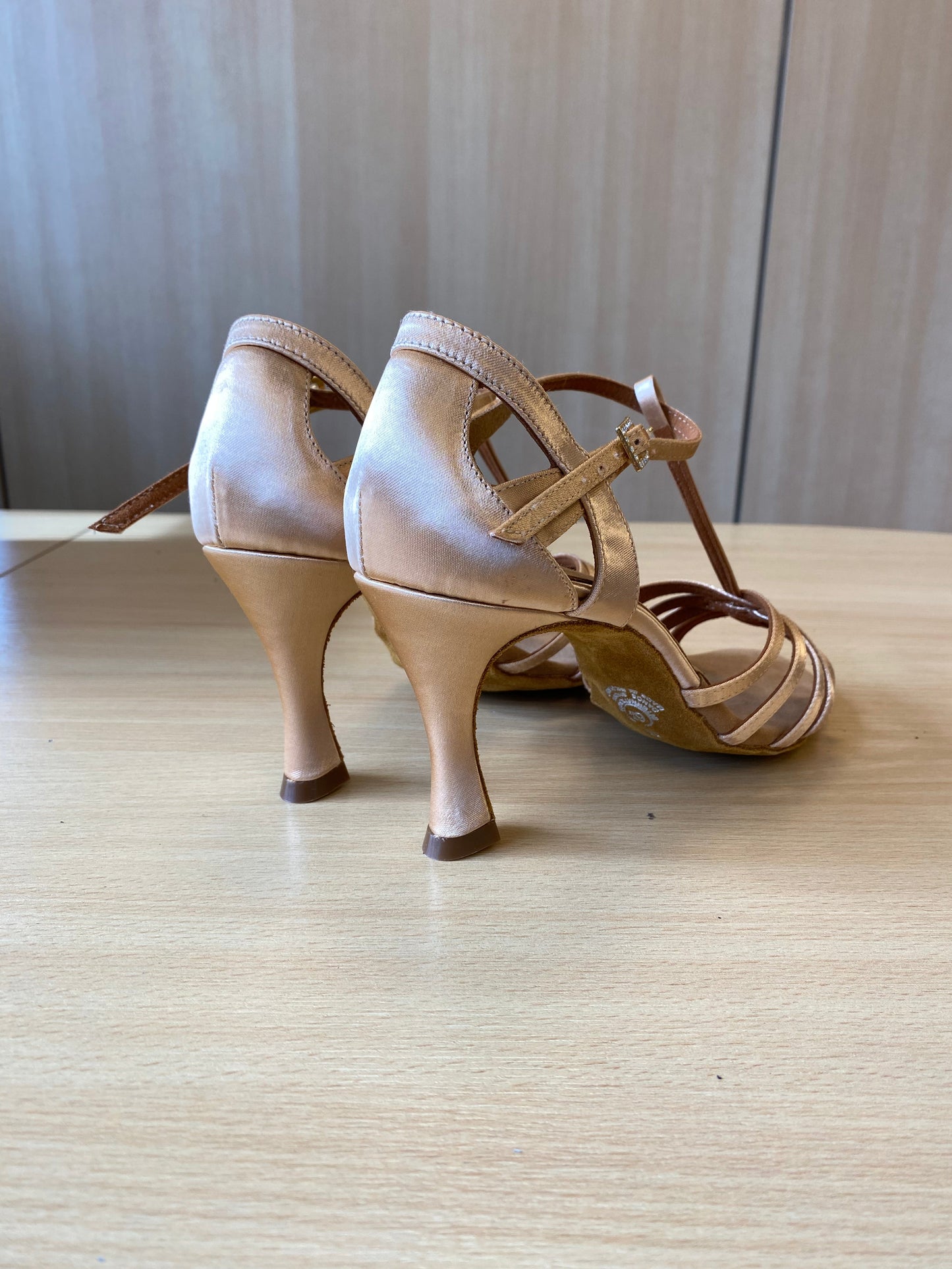 Lucia - Peach Satin (Size 6.5N)